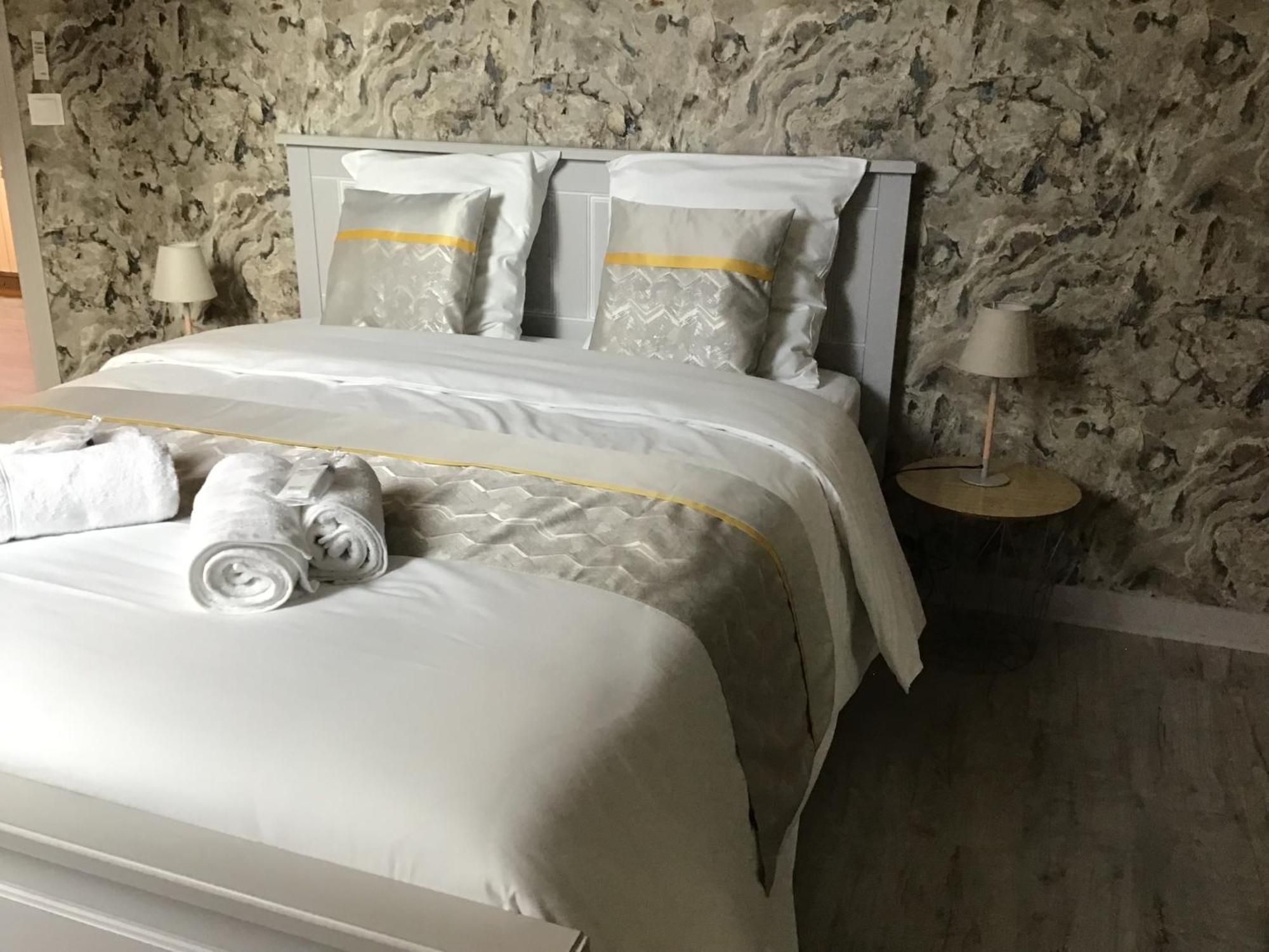 Des Roux Et Des Pious Suite De 35 A 60 M2 Et 3 Chambres Pour Groupe De 2 A 6 Personnes Civray-de-Touraine Exteriér fotografie